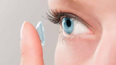 “Corpos estranhos” levam Johnson a recolher lentes de contacto
