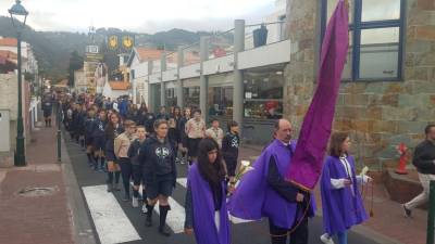 Cortejo de homenagem às vítimas ruma ao local do trágico acidente no Caniço