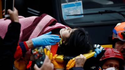 Criança encontrada viva e três corpos resgatados em prédio que ruiu na Turquia