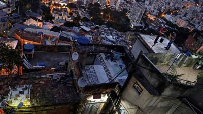 Criança morre atingida por tiro acidental numa favela no Rio de Janeiro