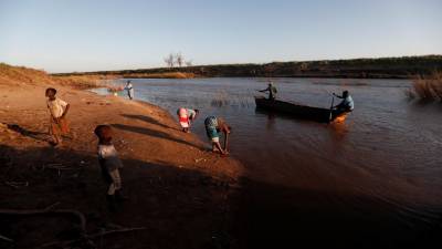 Crianças aprendem a pescar para matar a fome das famílias em Moçambique