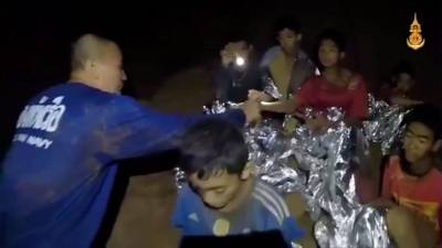 Crianças e treinador presos em gruta na Tailândia garantem estar saudáveis