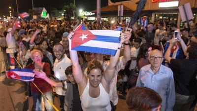 Cubanos exilados em Miami festejam a morte de Fidel