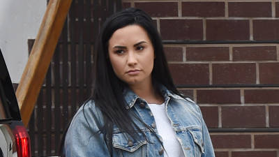 Demi Lovato volta a ter recaída e é novamente internada em clínica de reabilitação no Havai
