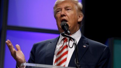 Democratas querem que Trump destitua Bannon por racismo e misoginia