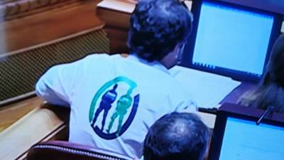 Deputado do Chega senta-se na bancada parlamentar com t-shirt do movimento Zero