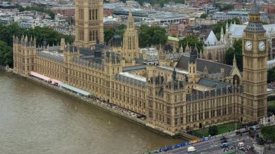 Deputados britânicos aprovam moção que impede suspensão do parlamento