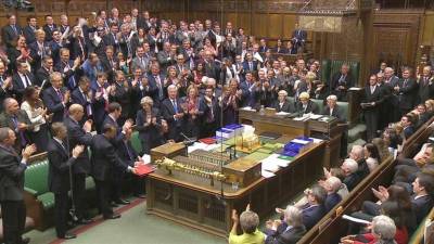 Deputados britânicos preocupados que “fundos abutres” explorem empréstimos ilegais