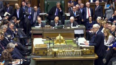 Deputados britânicos votam a favor de alteração do acordo de saída do Brexit