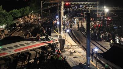 Descarrilamento de um comboio em Taiwan causa 17 mortos e mais de 100 feridos