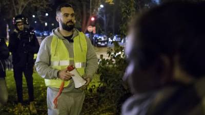 Detenção do “colete amarelo” mais mediático gera críticas ao Governo francês
