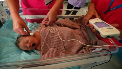 Detida profissional de saúde suspeita de ter matado oito bebés no Reino Unido