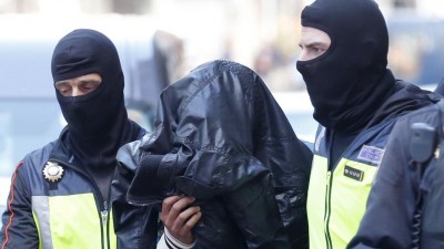 Detido presumível extremista e espanhola que ia para a Síria com filhos