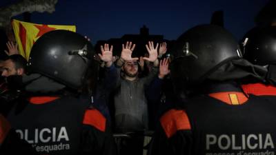 Detidos 12 activistas que impediam entrada no Tribunal Superior da Catalunha