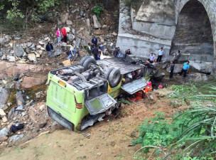 Dez mortos em queda de autocarro num rio na China