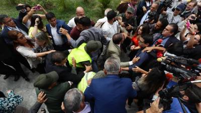 Dezenas de jornalistas rompem bloqueio militar e entram à força no parlamento da Venezuela