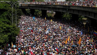 Dezenas de milhar nas ruas para pedir mais democracia na Venezuela