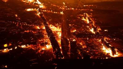 Dezenas de milhares de pessoas fogem de incêndio que destruiu vila na Califórnia
