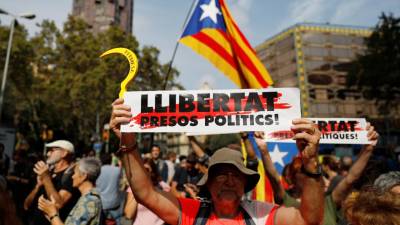 Dezenas de milhares manifestam-se em Barcelona contra independência