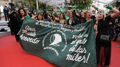 Dezenas de mulheres protestam na passadeira vermelha de Cannes pelo direito ao aborto