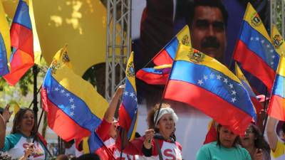 Dezenas de pessoas manifestam apoio a Maduro junto a local de reunião internacional