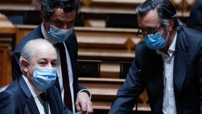 DGS “clarifica” recomendação sobre uso de máscara aos oradores no parlamento