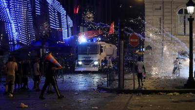 Distúrbios e confrontos entre populares e polícia mancham festa francesa