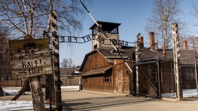 Dois adolescentes portugueses condenados por gravarem nome no portão de Auschwitz