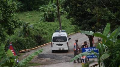 Dois rapazes já saíram da caverna e foram transportados para o hospital