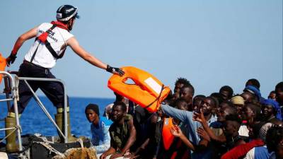 Embarcação com 30 imigrantes interceptada e resgate feito para porto de Cádis