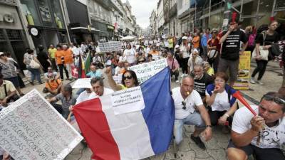 Emigrantes lesados do BES de novo em protesto em Paris “não se vão calar”