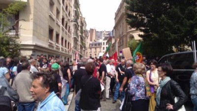 Emigrantes lesados do BES protestam em Paris contra crime e vergonha