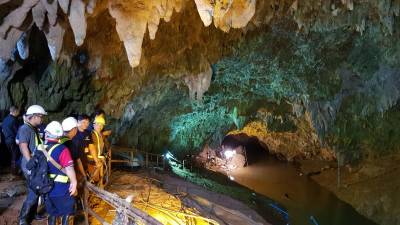 Encontrada com vida equipa de futebol desaparecida em caverna na Tailândia