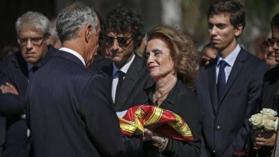 Entrega da bandeira de Portugal a mulher de Freitas do Amaral encerra cerimónias fúnebres