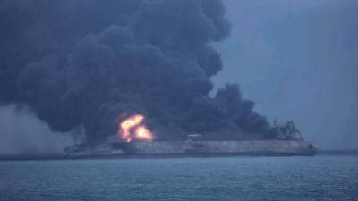 Equipas de emergência retomam trabalhos para conter fogo em petroleiro na China