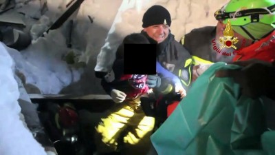 Equipas de socorro resgatam mais um sobrevivente do hotel de Itália