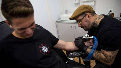 Estúdios de tatuagens podem reabrir na segunda-feira