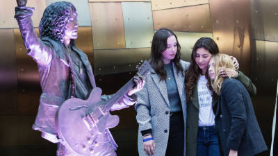 Estátua de homenagem a Chris Cornell, em Seattle