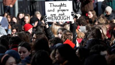 Estudantes dos EUA em protesto lançam apelo para o fim das armas de fogo