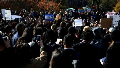 Estudantes universitários protestam contra planos de deportação de Donald Trump