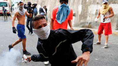 EUA decidem retirar pessoal ‘não essencial’ mas recusam expulsões da Venezuela