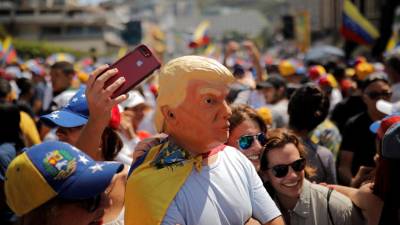 EUA desafiam Maduro e começam a enviar ajuda humanitária