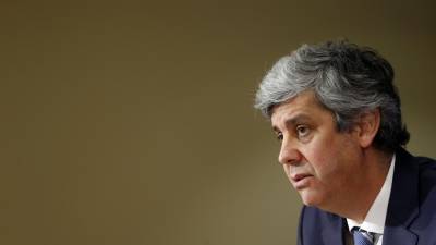 Eurogrupo quer fazer hoje história e acordar fim do último resgate à Grécia