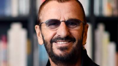 Ex-Beatles Ringo Starr e actor Hugh Laurie condecorados pela rainha Isabel II