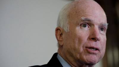 Ex-candidato à Casa Branca John McCain estável após operação