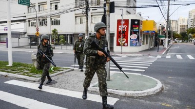 Exército brasileiro na rua após 62 mortes em três dias em cidade com polícias em greve