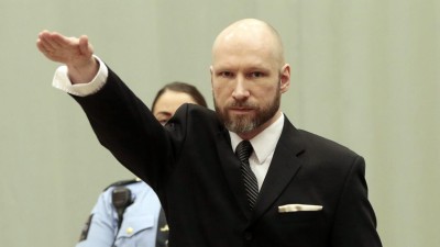 Extremista norueguês Breivik faz saudação nazi no tribunal