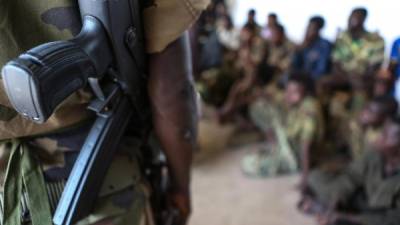 Falta de alternativas ‘empurra’ crianças para grupos armados na RD Congo