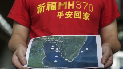 Familiares das vítimas do voo MH370 da Malásia Airlines impulsionam buscas em Madagáscar