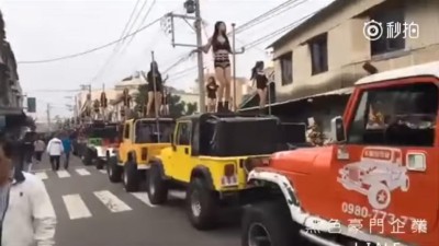 Família contrata 50 strippers para dançar... no funeral de político